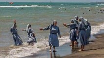 Denize Giren Rahibelerin Fotoğrafını Paylaşan İmamın Facebook Hesabı Donduruldu
