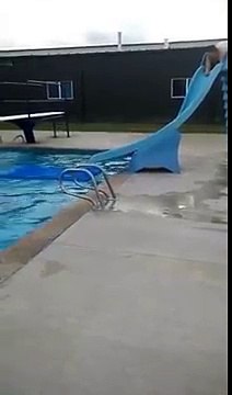 Un enfant trop large se retrouve coincé dans un toboggan