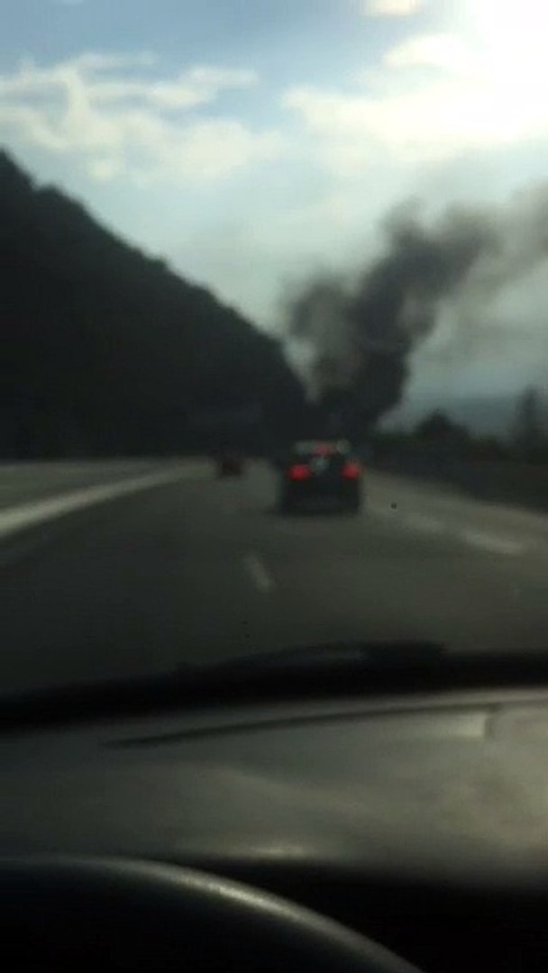 Un avion se pose sur l'autoroute et prend feu - Le Matin