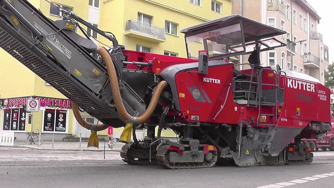 Cold milling machine wirtgen w210i milled asphalt. part 1