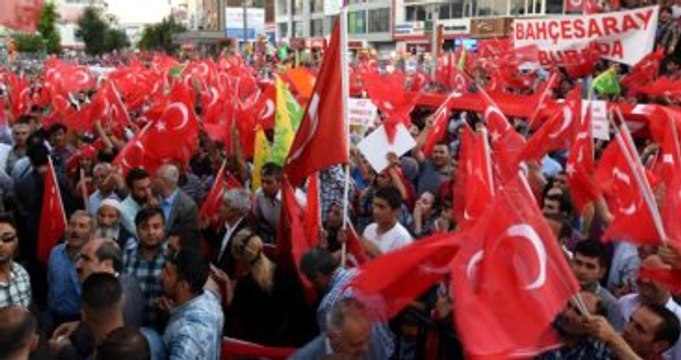 Van'da Darbe ve Terör Karşıtı Yürüyüşü Provoke Eden 2 Kişiye Sert Tepki