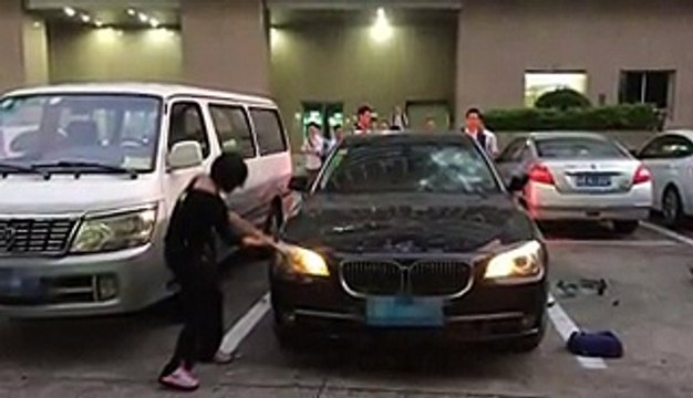 Elle détruit la BMW de son mari à coups de marteau !