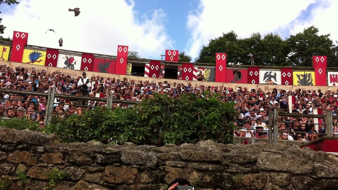 Puy Du Fou ( France - Pháp ) Khu vui chơi giải trí 20/08/2016 đi xem chim đại bàng biểu diễn