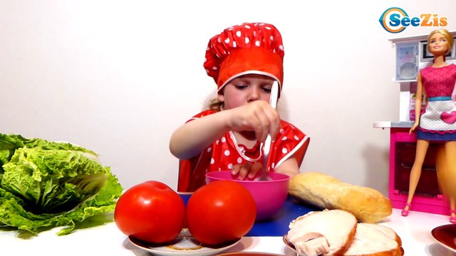 Повара Ника и Кукла Барби готовят Чиабатту с курицей. Видео для детей. Barbie Doll