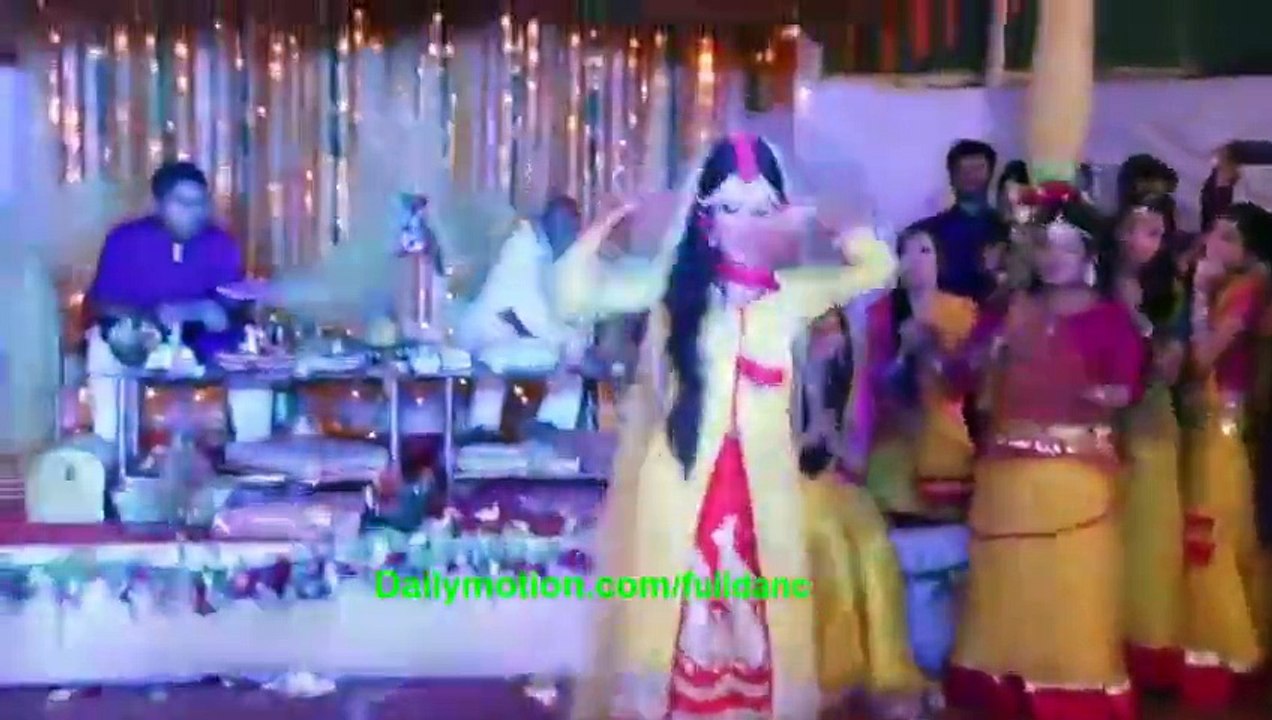 mehandi dance by girl