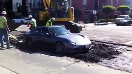 À bord de sa Porsche, il termine sa course dans du ciment frais après avoir mal pris un carrefour