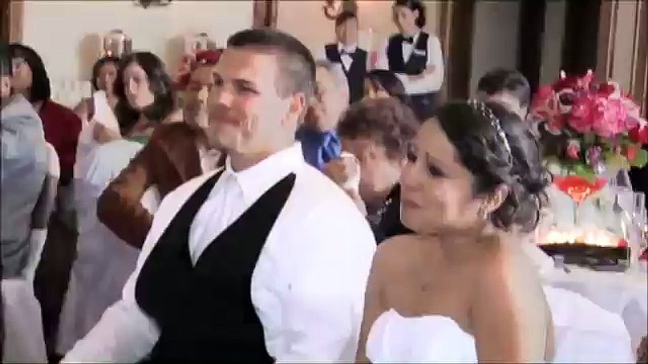 Pai canta para o noivo no casamento ela é minha primeiro