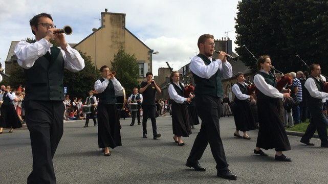 Saint-Loup : défilé dans les rues
