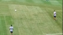 Piłkarz Los Angeles Galaxy trafia piłką w gołębia podczas rozgrzewki