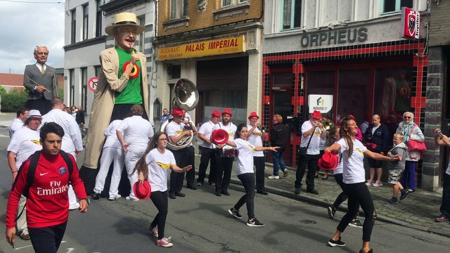Lou De Prijck créé un géant qui fait ses premières danses