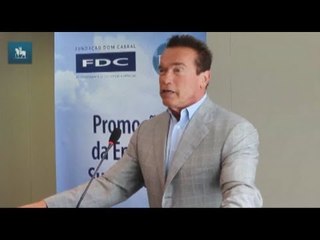 No Rio, Schwarzenegger apresenta projeto para reduzir consumo na iluminação pública