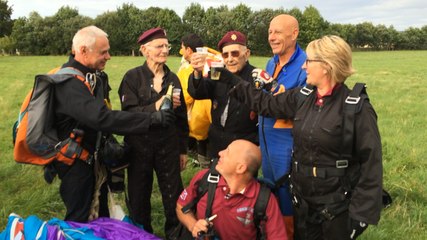 Les vétérans, Frederick Glover et Ted Pieri sautent en parachute