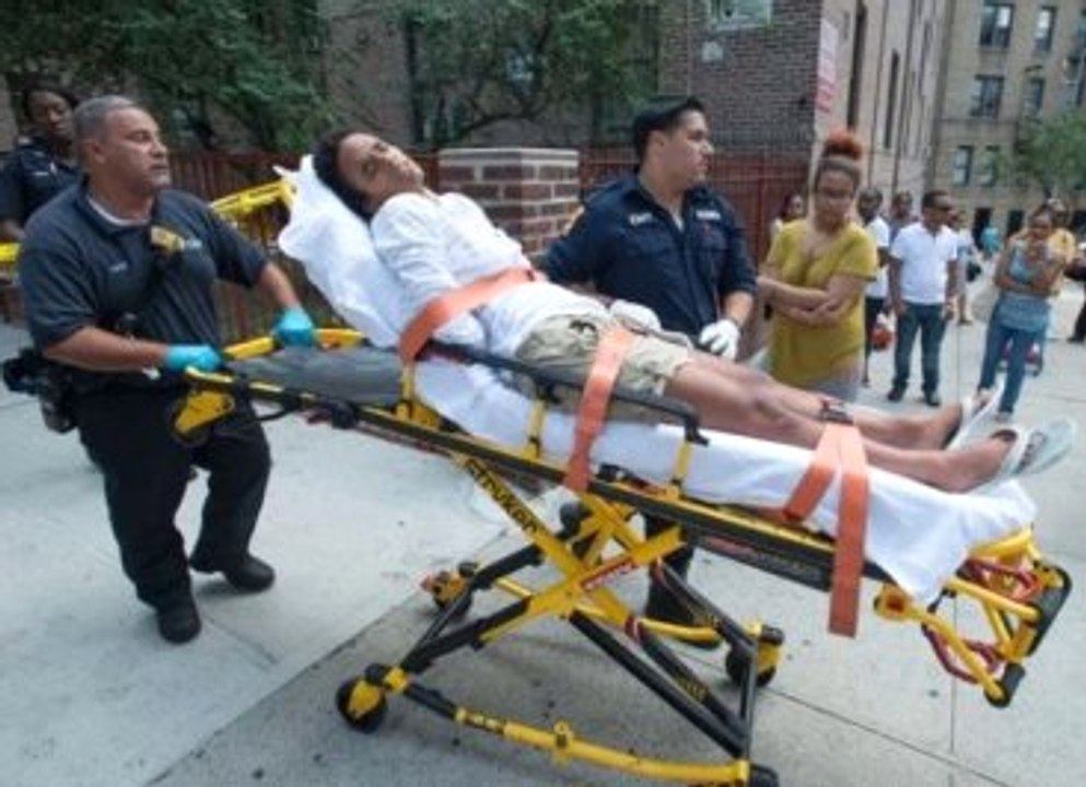 İntihar Etmeye Kalkışan Kadın Klimanın Üzerine Düştü, Orada Mahsur Kaldı