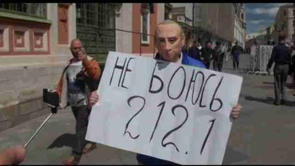 Opositor ruso que protestó con máscara de Putin pide asilo en Ucrania