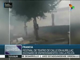 Francia: cateos policiales provocan refriega en festival de teatro