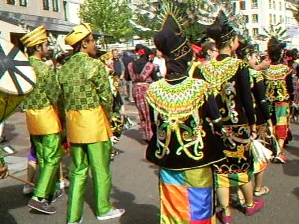 Défilé à la fête du houblon à Haguenau. Groupe folklorique indonésien de l'Université d'Indonésie.