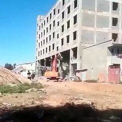 الغبي دفن نفسه - شاهد اغبي عامل في العالم 2017