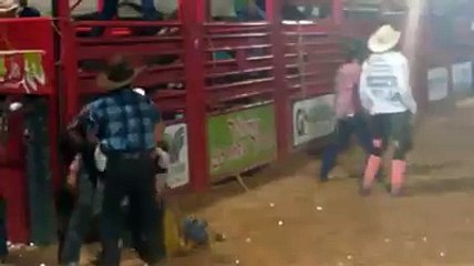 Vídeo: peão morre pisoteado por touro no PR