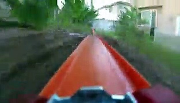 Génial il construit un circuit géant de petites voitures Hot Wheels !