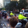 Un cycliste éclaté par la police parcequ'il voulait passer au moment où le convoi de Barack Obama arrive