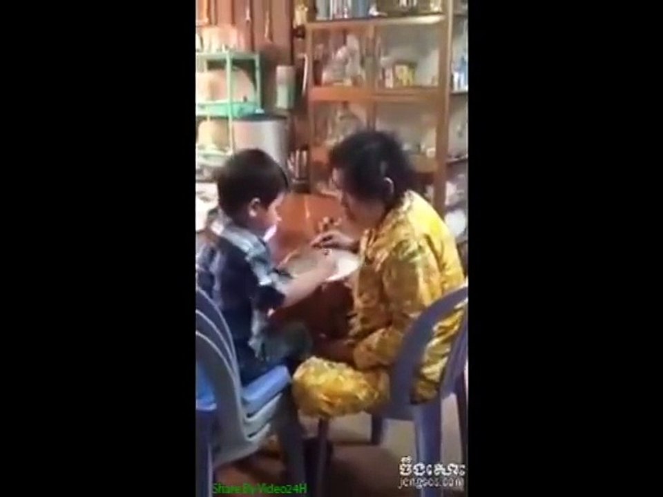 Tình bà cháu! Bạn có bao giờ nghĩ mình sẽ đút cơm cho bà ăn chưa?