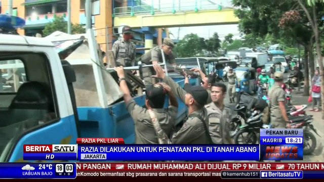 Satpol PP Tertibkan PKL di Bahu Jalan Tanah Abang
