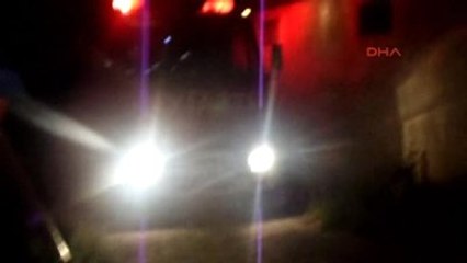 Malkara Evini Yakıp, Çıplak Halde Çatıya Çıktı