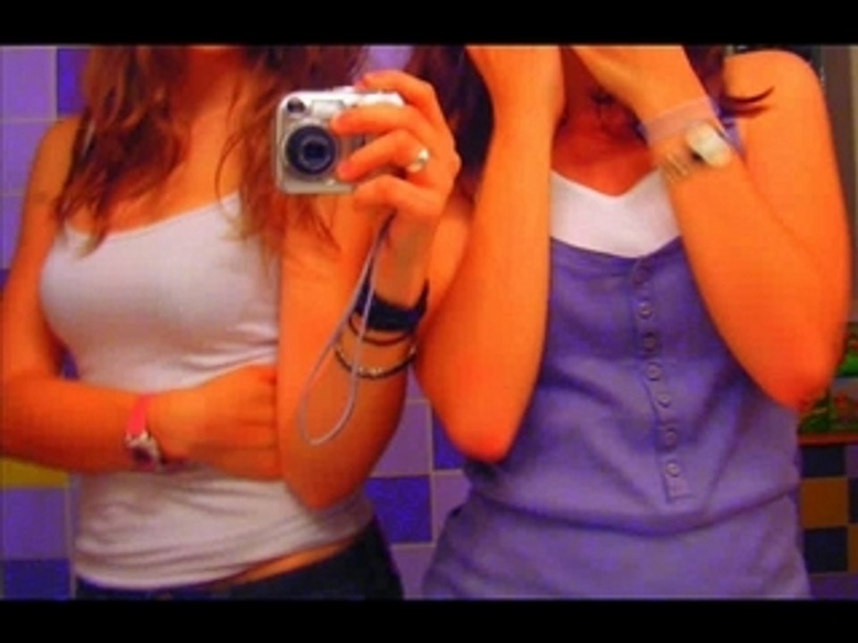 Melanie + Anna_Wait a minute