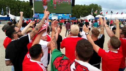 Les supporters gallois à la Fan zone de Bordeaux