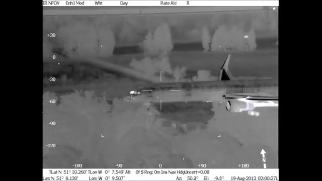 Vue thermique de l'atterrissage d'un Avion Boeing 757 sur la piste le l'aéroport de Londres Gatwick