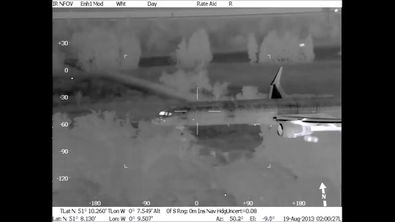 Vue thermique de l'atterrissage d'un Avion Boeing 757 sur la piste le l'aéroport de Londres Gatwick