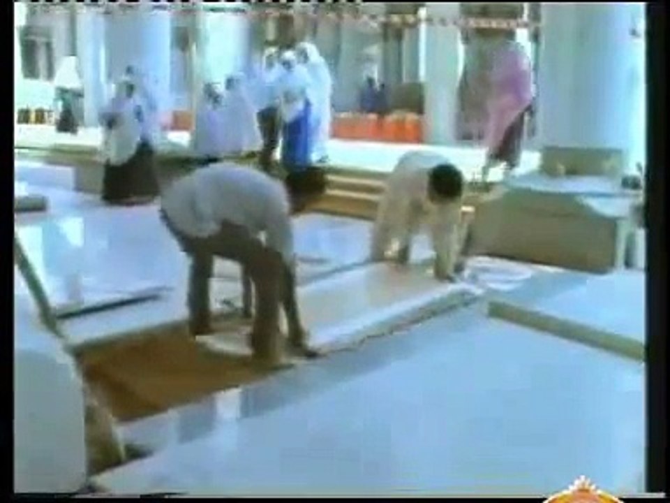 THE BEST NAAT SHAREEF IN THIS WORLD " ZAMEEN MAILI NAHI HOTI " BY FARHAN ALI QADRI