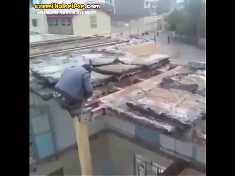 Çatı Çökünce Direğin Üstünde Leylek Gibi Kalan Adam
