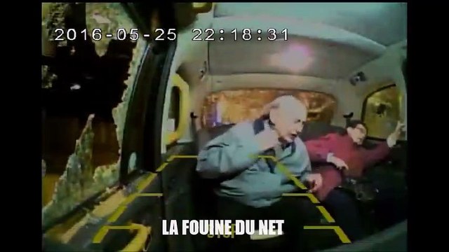 Une mamie se prend une brique en pleine tête dans un taxi.