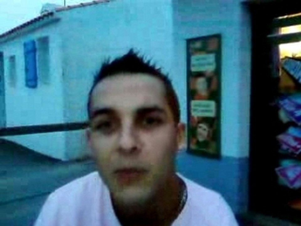 Un étrange individu en arrière plan !!!!