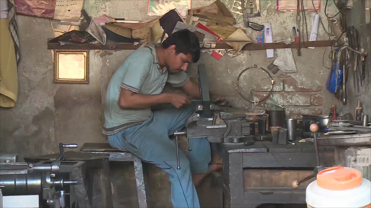 صناعة السيوف في باكستان تأبى الاندثار