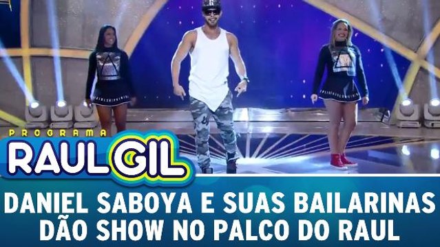 Daniel Saboya e suas bailarinas dão show no palco do Raul