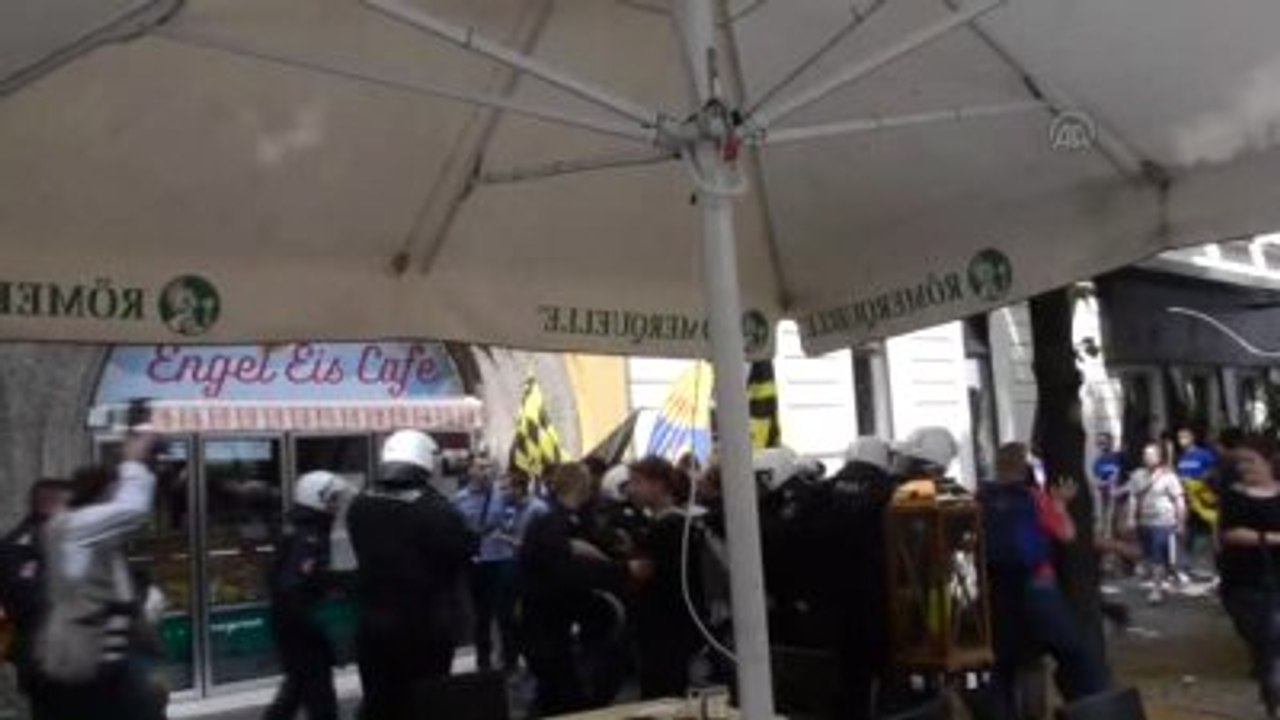 Avusturya Polisinden Eylemcilere Biber Gazlı Müdahale