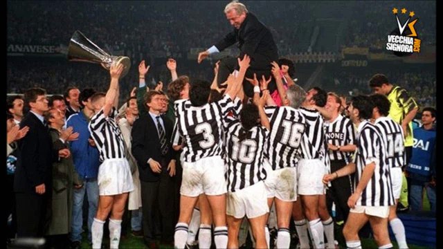 Semper Juventus (Sempre Juventus), inno ufficiale della Juve dal 1992 al 1997/98