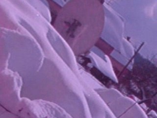 Saut de l'ange dans la neige