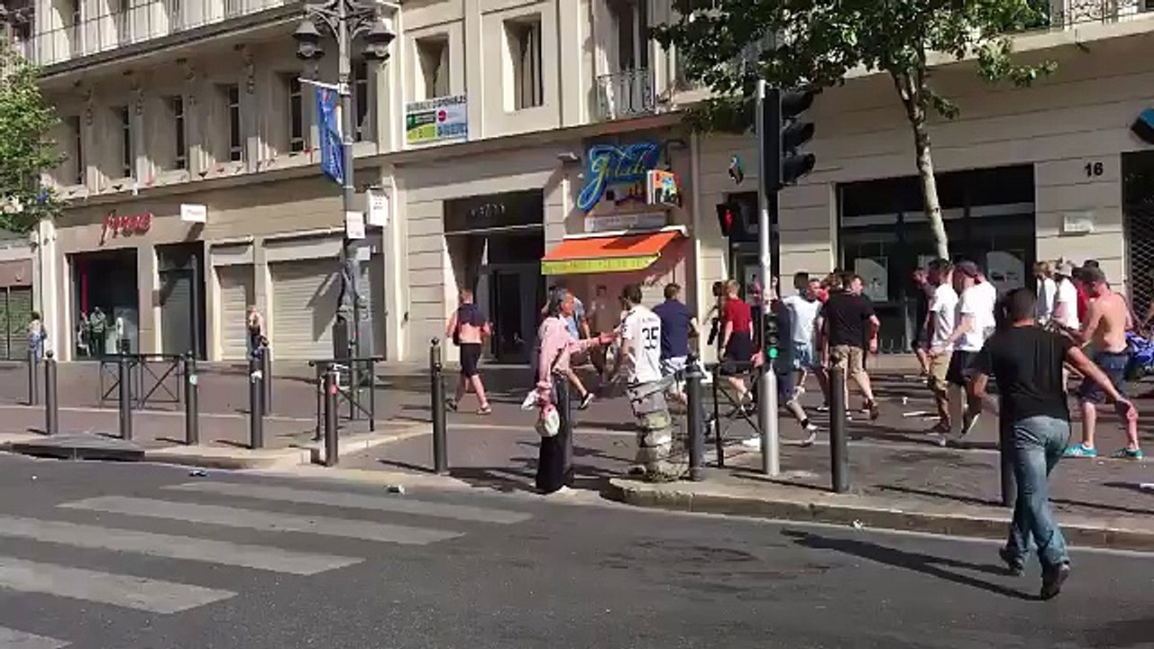 Marseille - Euro2016 - Les anglais partent à la recherche des russes armés de chaises de bistrot