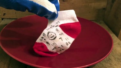 José Luis Colmenter: Derretir un calcetín con ácido sulfúrico. Video: LET'S MELT THIS