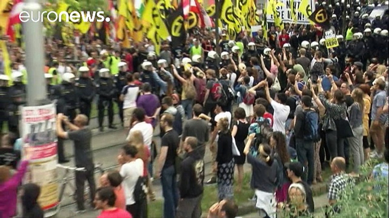 В Вене марш ультраправых не разминулся с манифестацией антифашистов, есть раненые