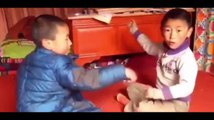 Taş, Kağıt, Makas Oynayan Çinli Çocuklar