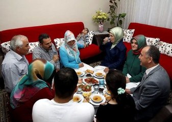 Emine Erdoğan, Sevinmiş Ailesiyle İftar Açtı