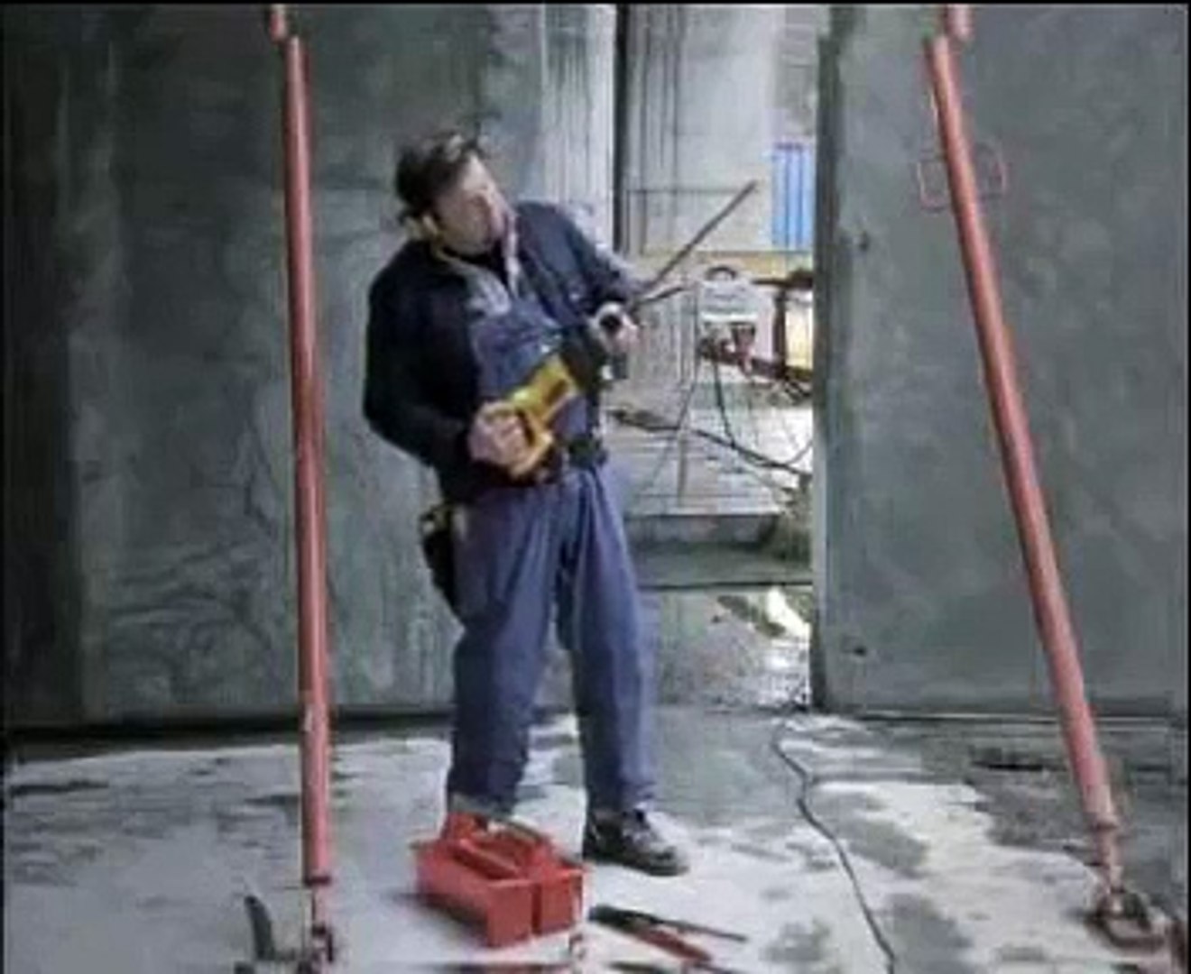 ⁣Перфоратор DeWALT -  крутящий момент