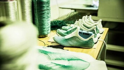 Adidas sản xuất giày từ rác thải đại dương