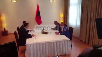 Report TV - 'Drejtësia' Meta mbërrin në takim, Basha vonohet sërish