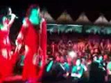 Video Duo Serigala Berbaju Merah Cantik Ajak Penonton Nyanyi dan Joget