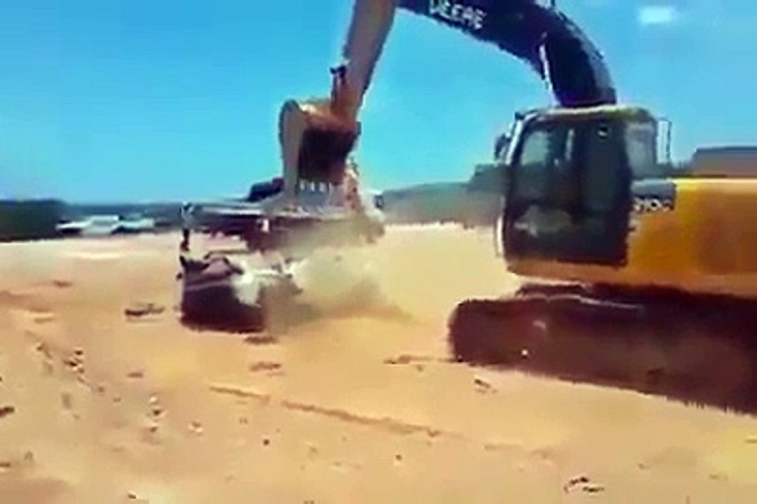 Crushing Car Of Arab Kafeel - Turn A Beautiful Car Into Scrap